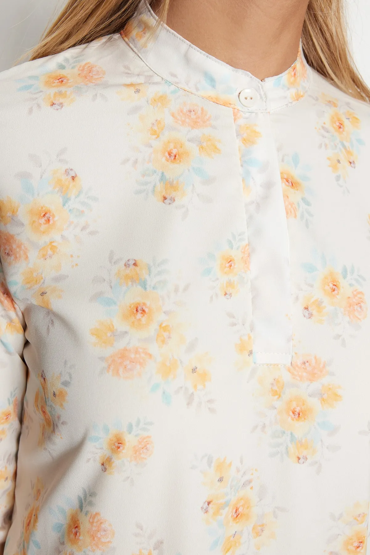 Trendyol Modest  Oranges, florales, gewebtes Kleid mit halber Knopfleiste und Rüschenspitze, gefüttert TCTSS21EL3353
