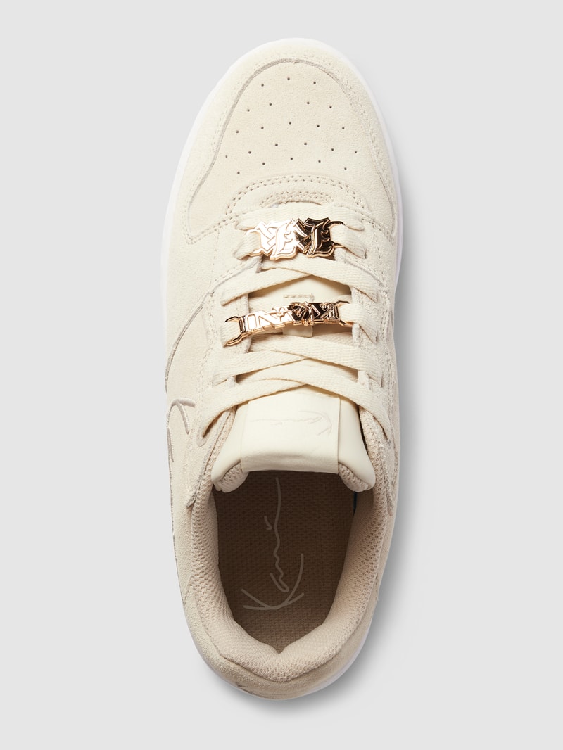 Sneaker mit Label-Detail in beige