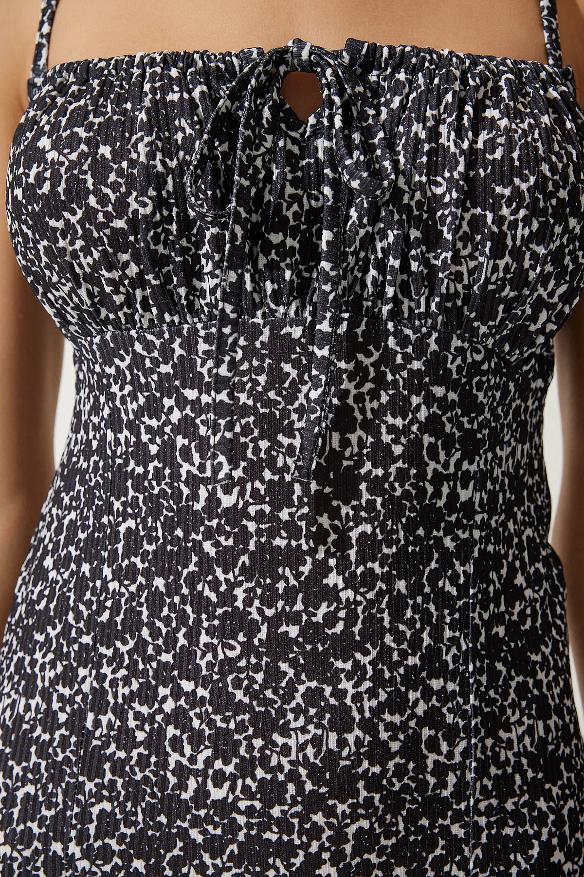 Happiness İstanbul  Schwarz-weißes Sommer-Strickkleid mit Blumenmuster und Schlitz für Damen CI00029