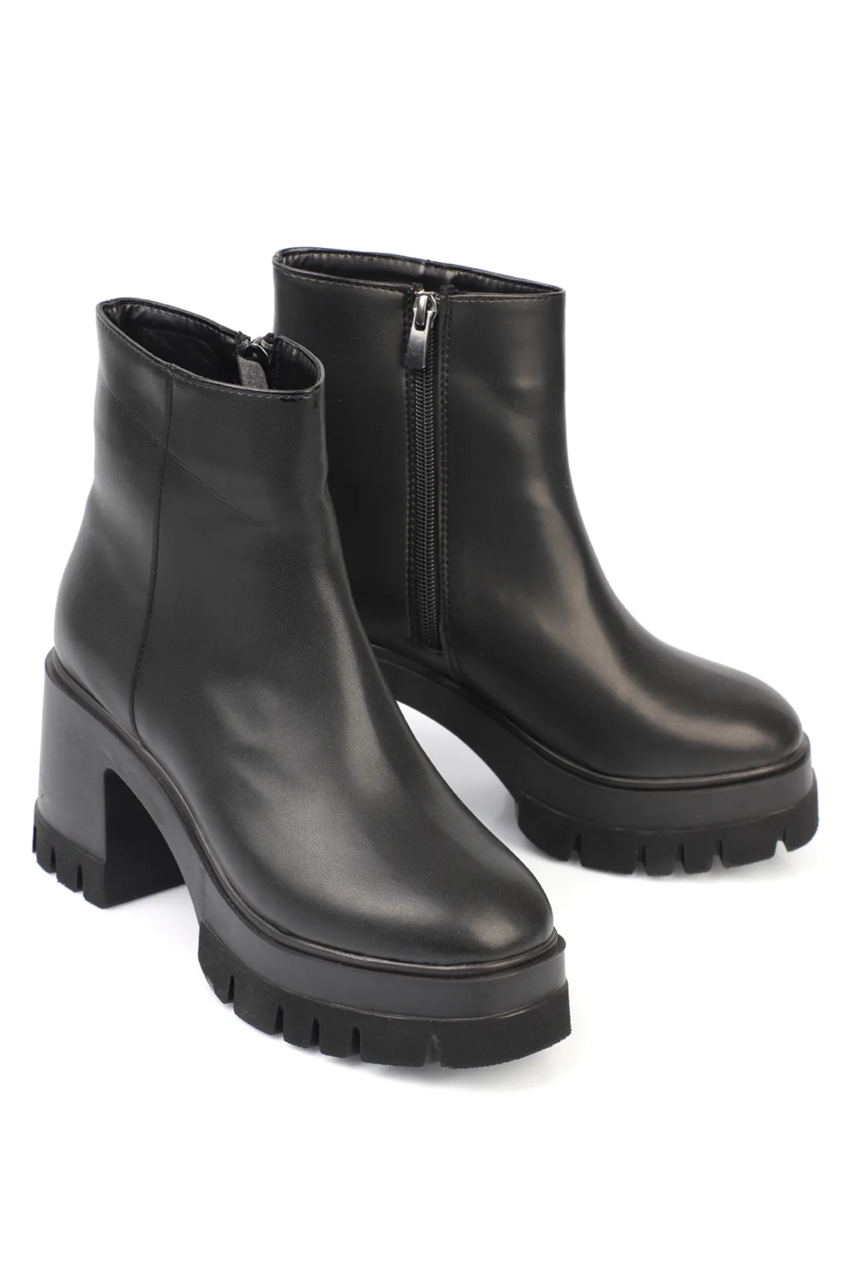 Capone Outfitters  Damenstiefel mit runder Spitze und seitlichem Reißverschluss und mittelhohem Absatz