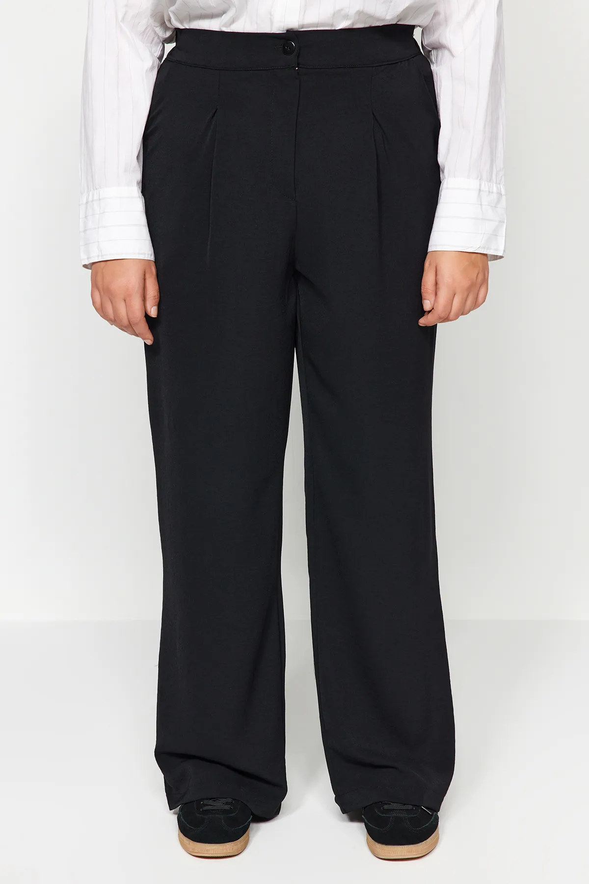 Trendyol Curve  Schwarze plissierte Webhose mit hoher Taille TBBSS22PL0448