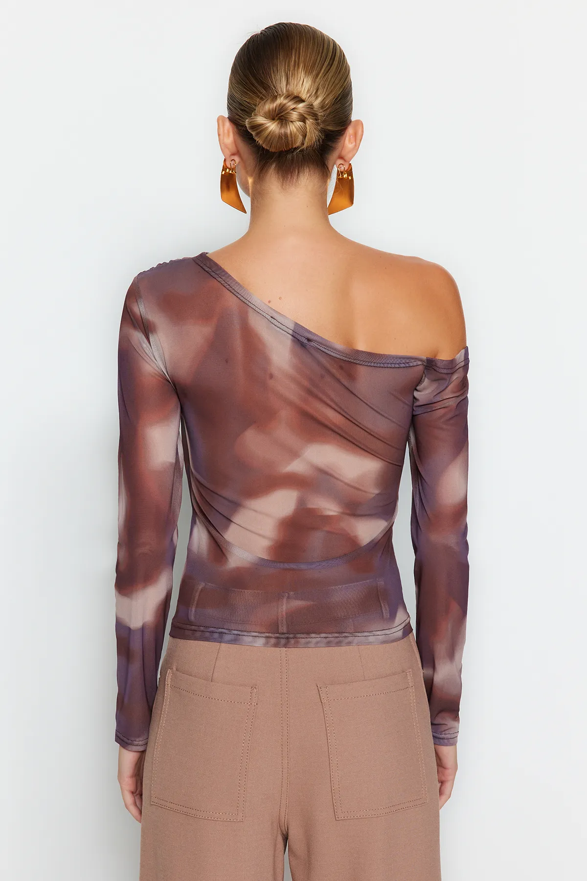Trendyol Collection  Braune, mit Tüll gefütterte Strickbluse mit asymmetrischem Kragen TWOAW24BZ00051