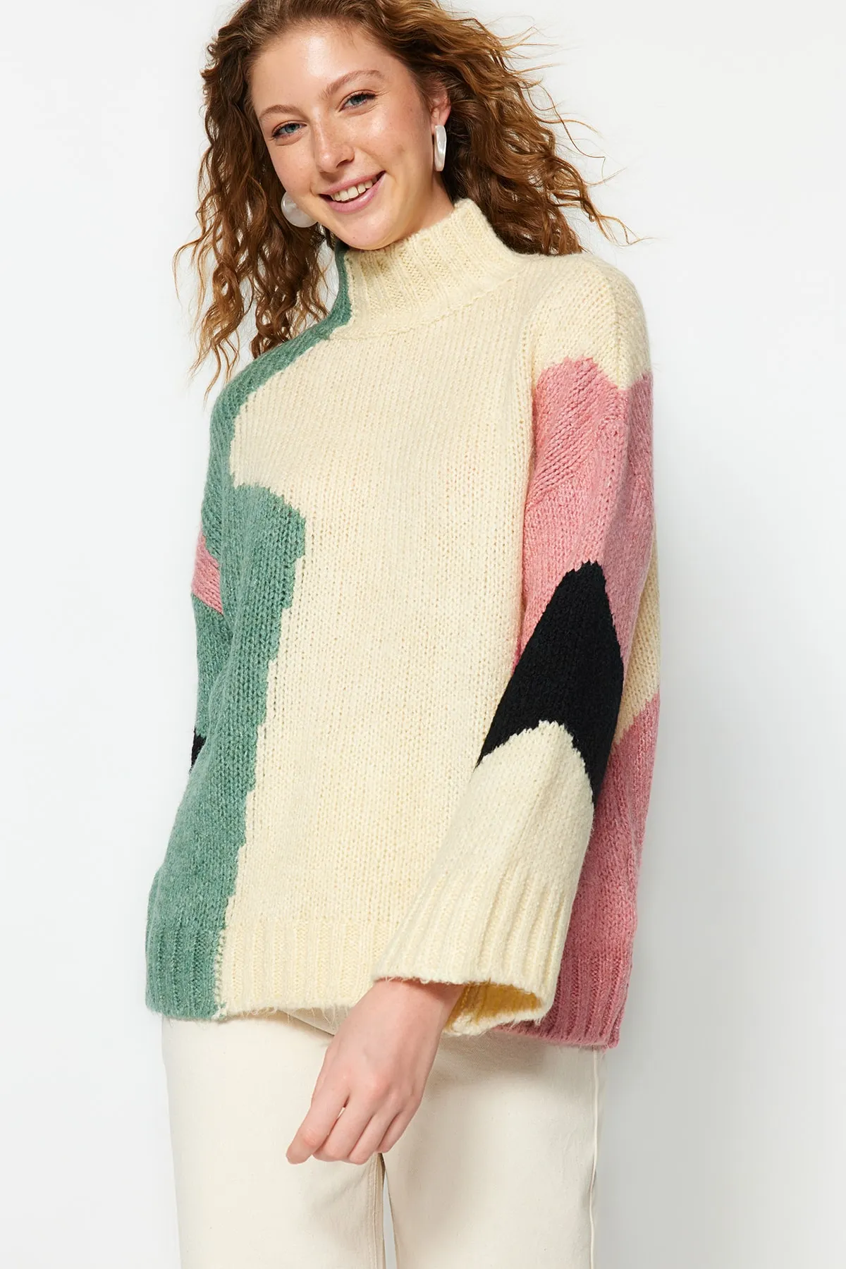 Trendyol Collection  Beigefarbener, weich strukturierter Strickpullover mit Farbblockierung TWOAW20XS0047