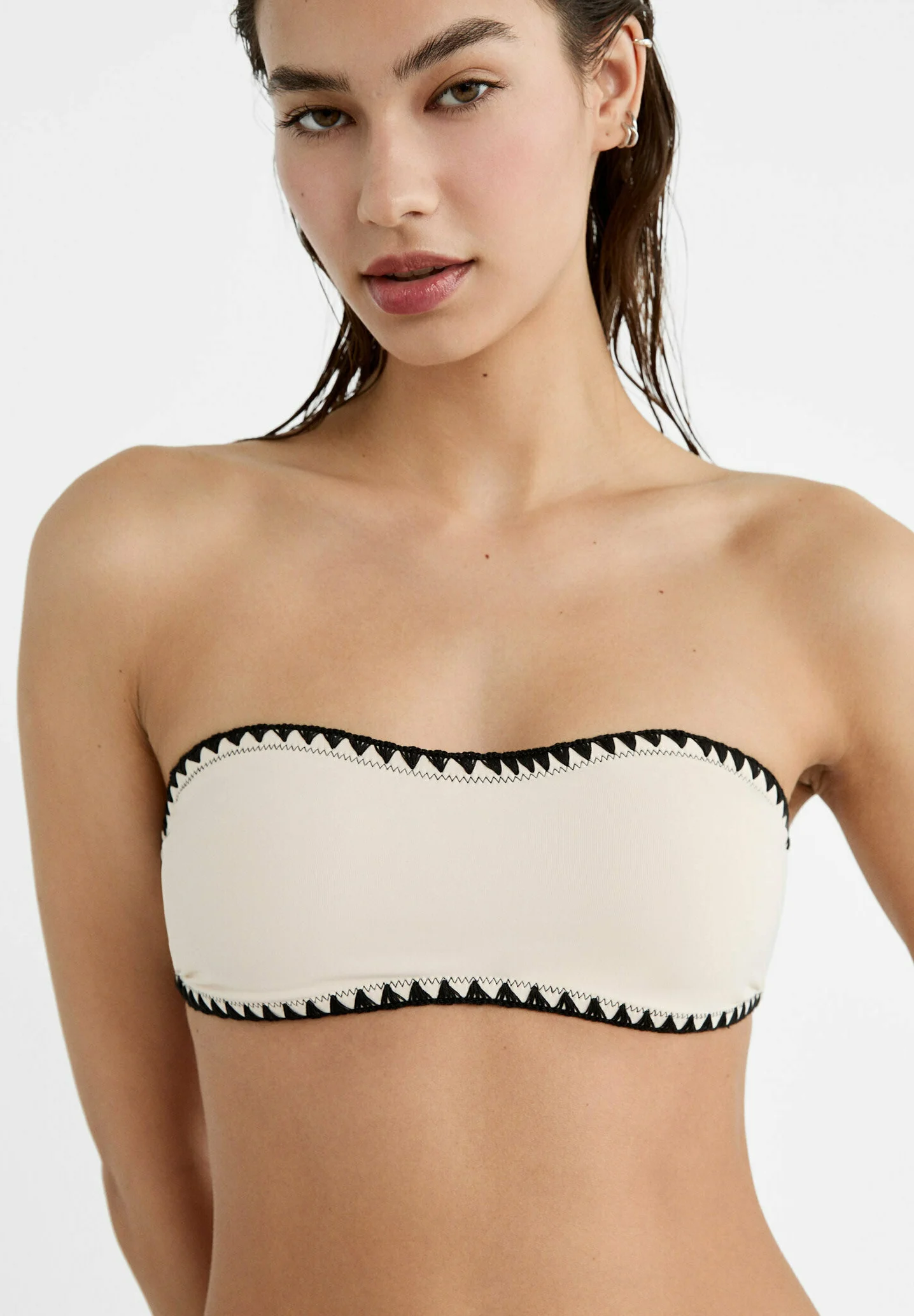 Stradivarius BANDEAU BORDADO - Top de bikini
