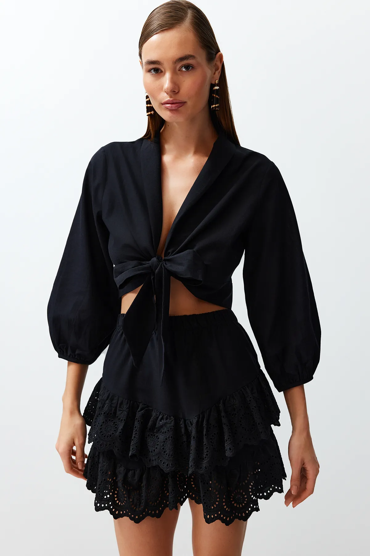 Trendyol Collection  Weiße Crop-Webbluse zum Binden aus 100 % Baumwolle TBESS24BZ00006