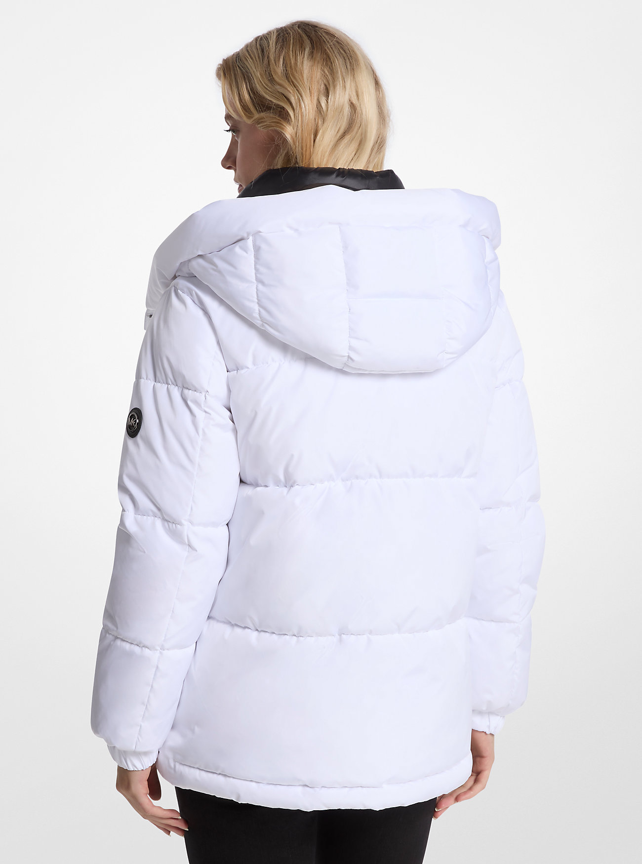 Vattert hettejakke med puffer – HVIT