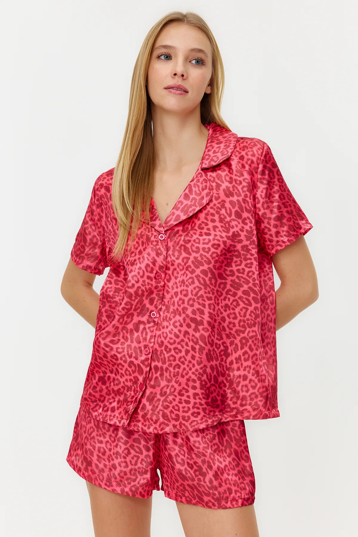 Trendyol Collection  Burgunderrotes, mehrfarbiges, gewebtes Pyjama-Set mit Hemd und Shorts aus Satin mit Leopardenmuster THMSS20PT0158