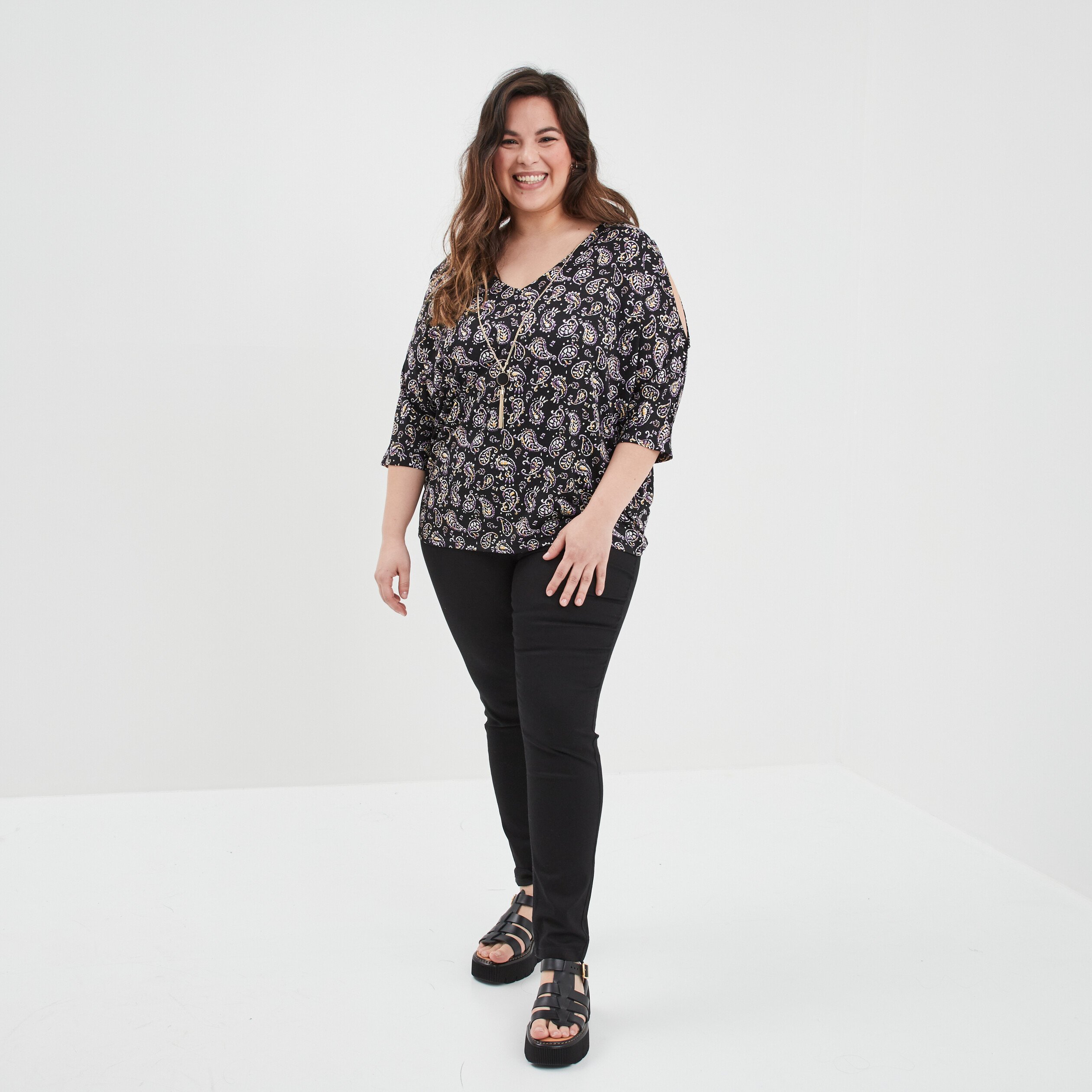 T-shirt bijoux col V ouvertures épaules noir femme grande taille | La Halle