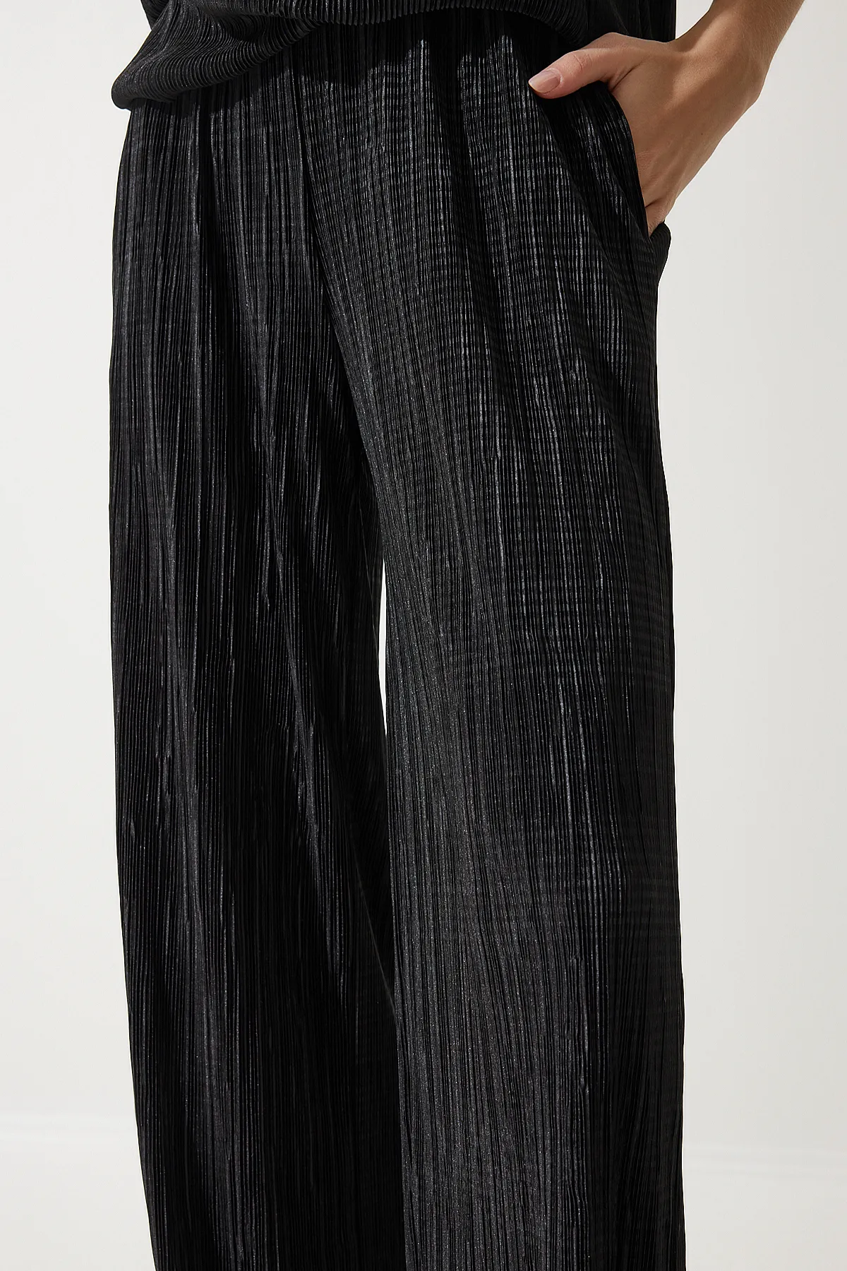 Happiness İstanbul  Schwarzer, plissierter, bequemer Blusen- und Hosenanzug für Damen MC00283