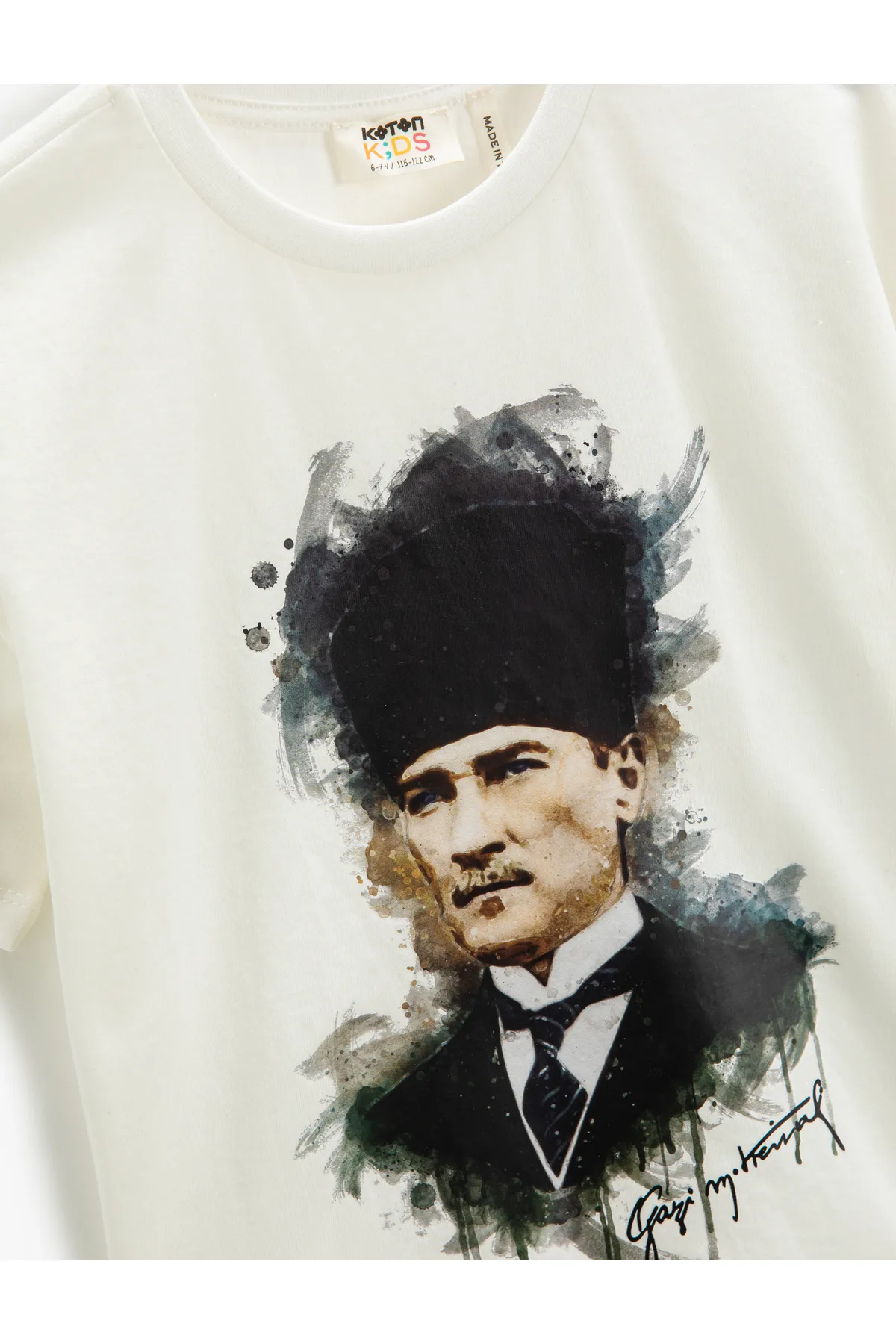 Koton  Atatürk bedrucktes T-Shirt aus Baumwolle mit kurzen Ärmeln und Rundhalsausschnitt