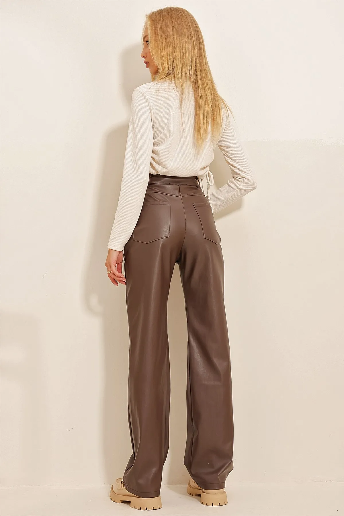 Trend Alaçatı Stili  Braune Palazzo-Hose aus Kunstleder mit Knienaht und Taschen für Damen ALC-X10843