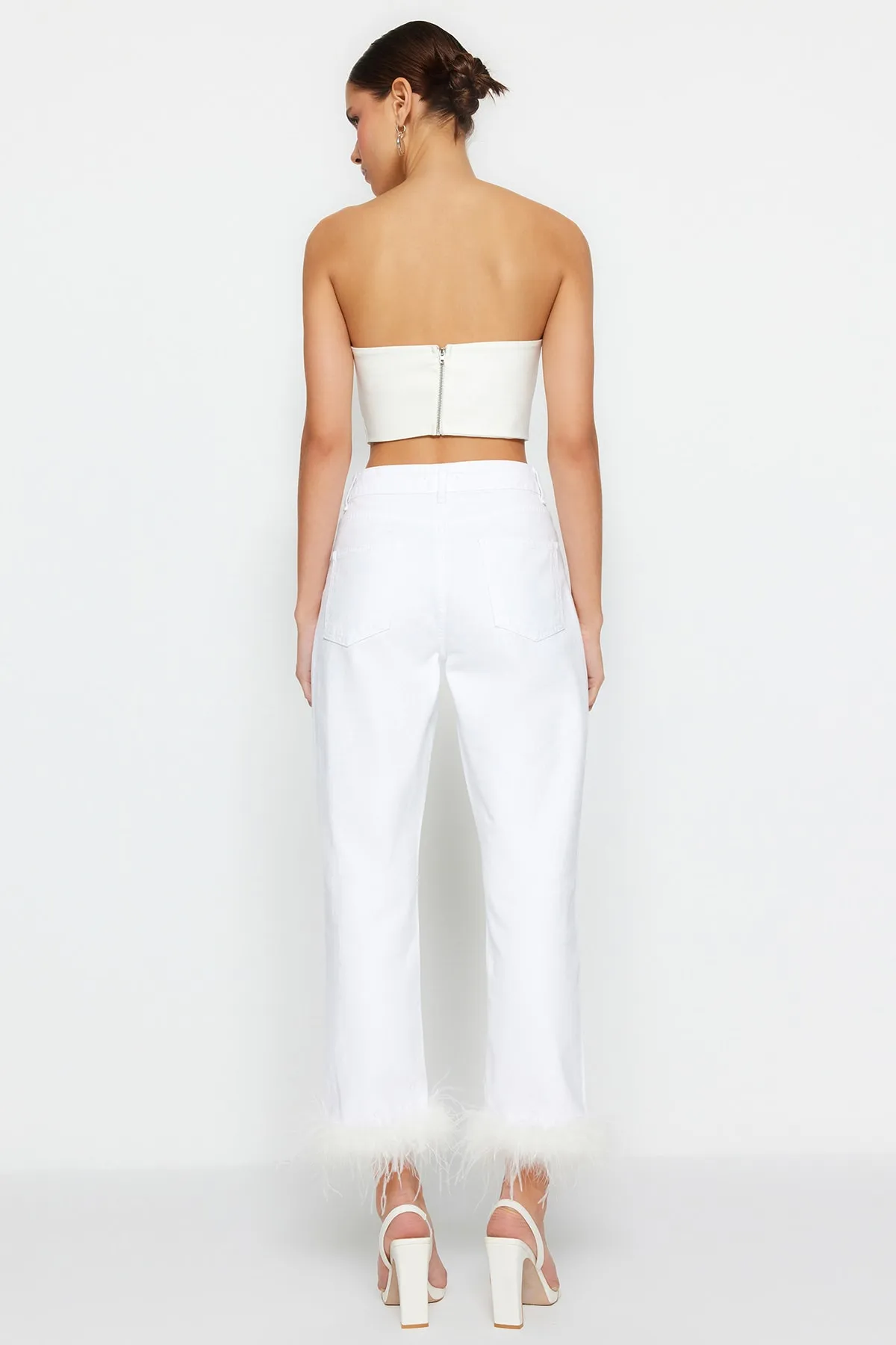 Trendyol Collection  Weiße Jeans mit hoher Taille und geradem Bein und Federdetail TWOSS23JE00208