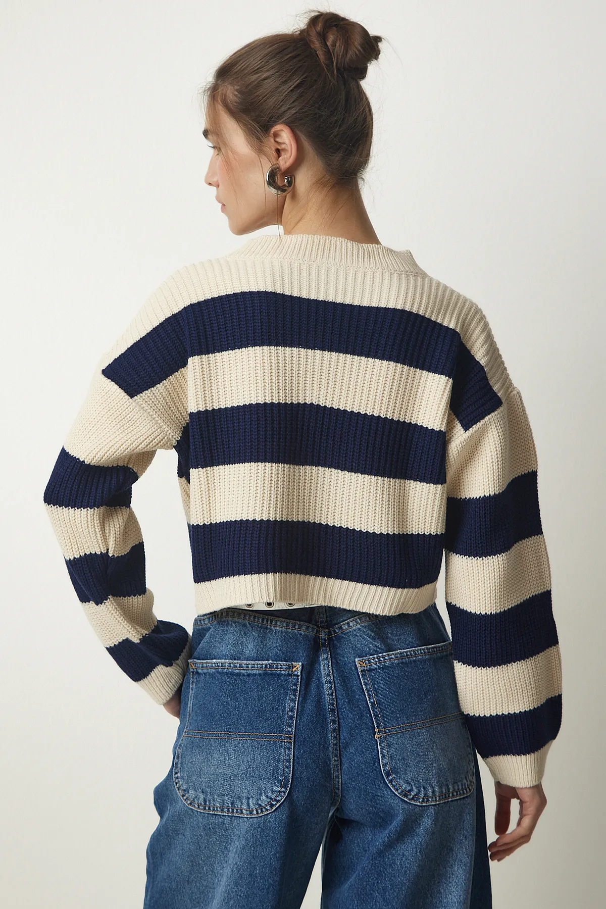 Happiness İstanbul  Cremefarbene, marineblaue Strickjacke mit Streifen und Reißverschluss für Damen MC00246
