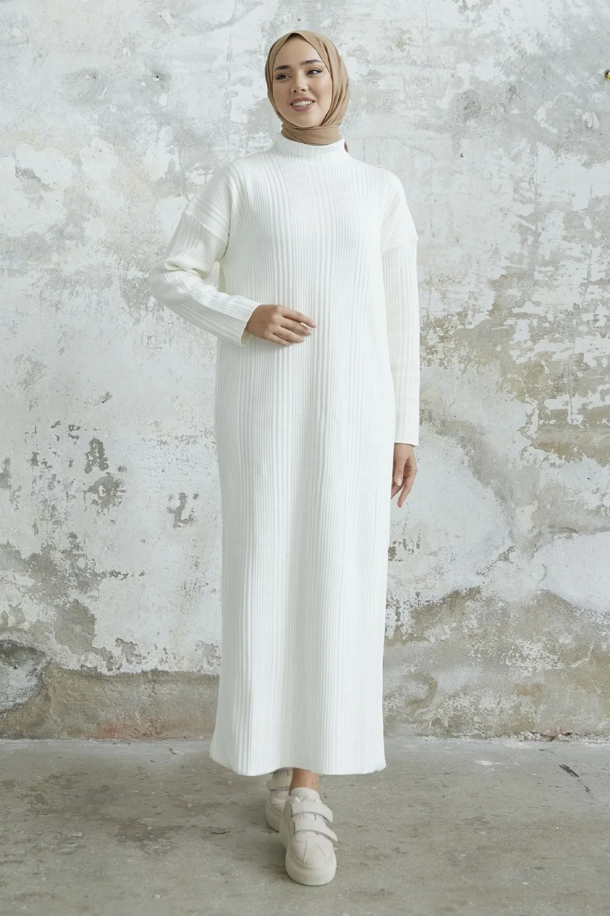 InStyle  Arissa Rollkragenpullover, langes Strickkleid – Weiß