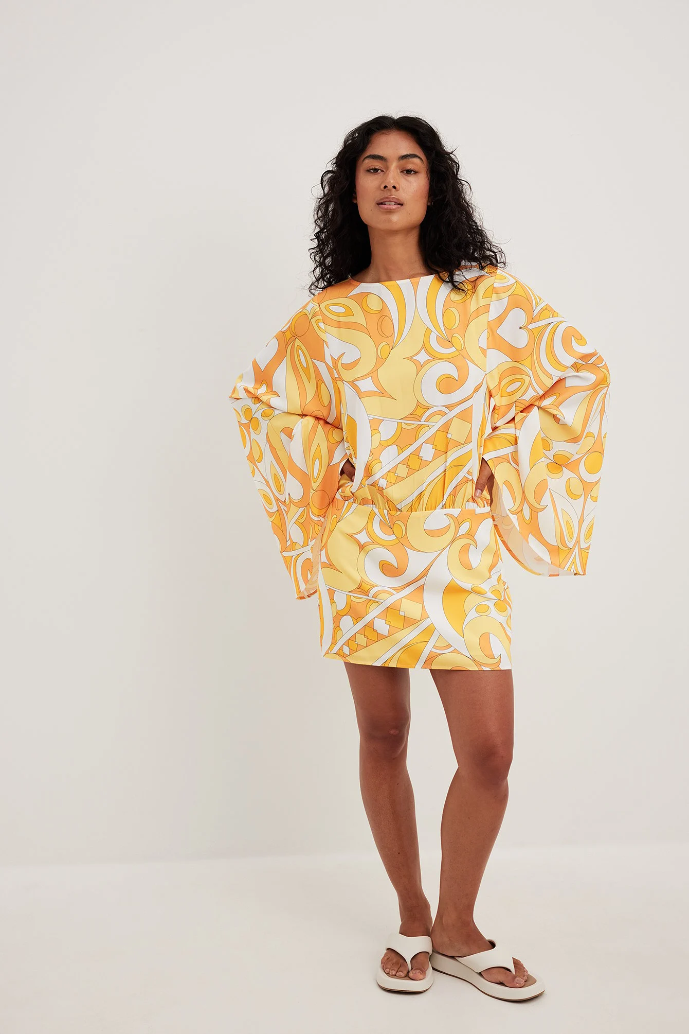 Kleid mit weiten Ärmeln und offenem Rücken