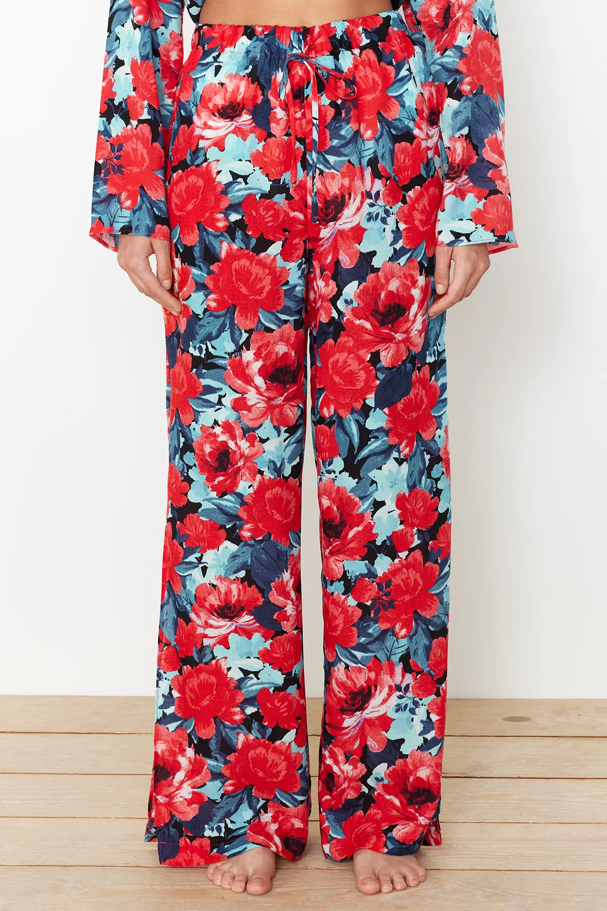 Trendyol Collection  Gewebtes Hemd-Hosen-Set mit Blumenmuster TBESS24AU00003