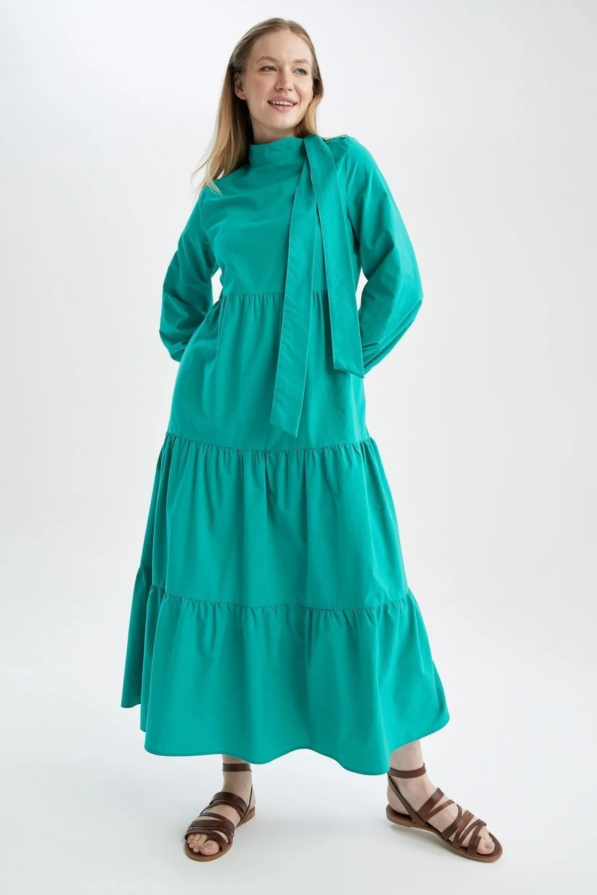 DeFacto  Langes Kleid aus Popeline mit entspannter Passform, Schalkragen und Volants