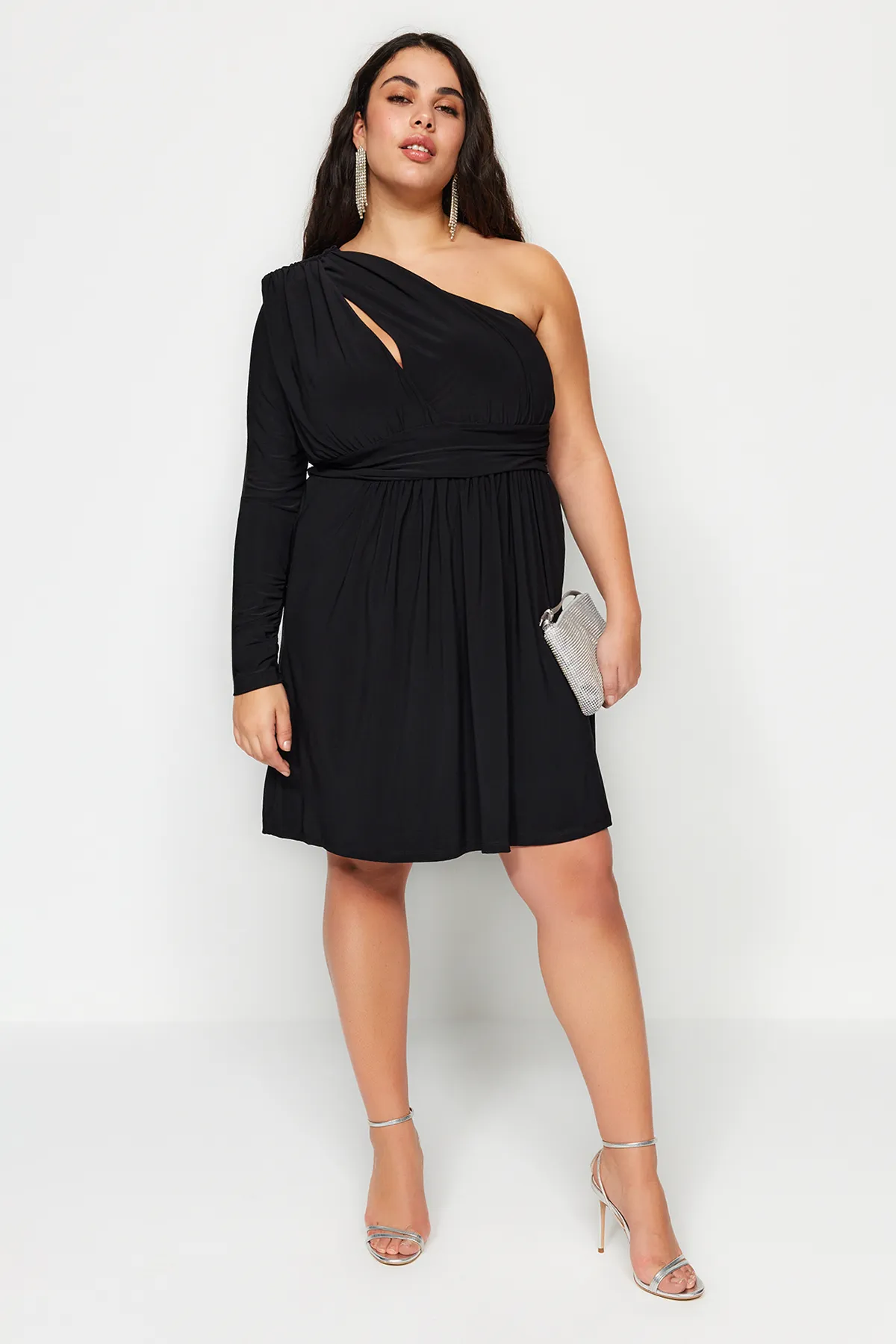 Trendyol Curve  Schwarzes, einärmliges langes Strickkleid mit Taillenöffnung TBBSS23AH00258