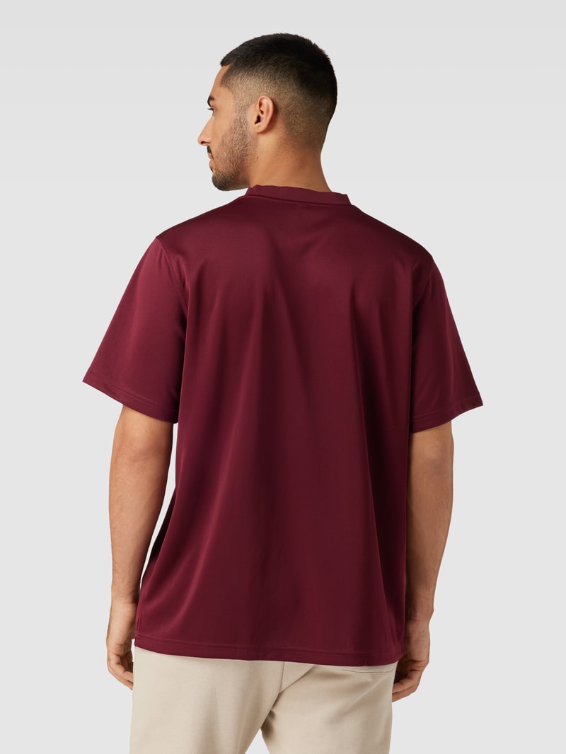 T-Shirt mit Label-Stitching in bordeaux rot