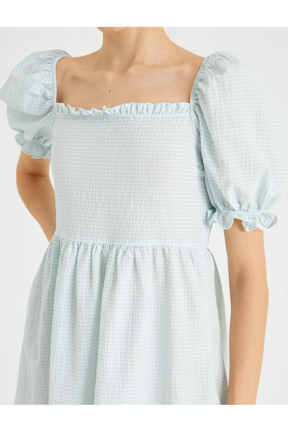 Koton  Rüschendetailkleid mit kurzen Ärmeln