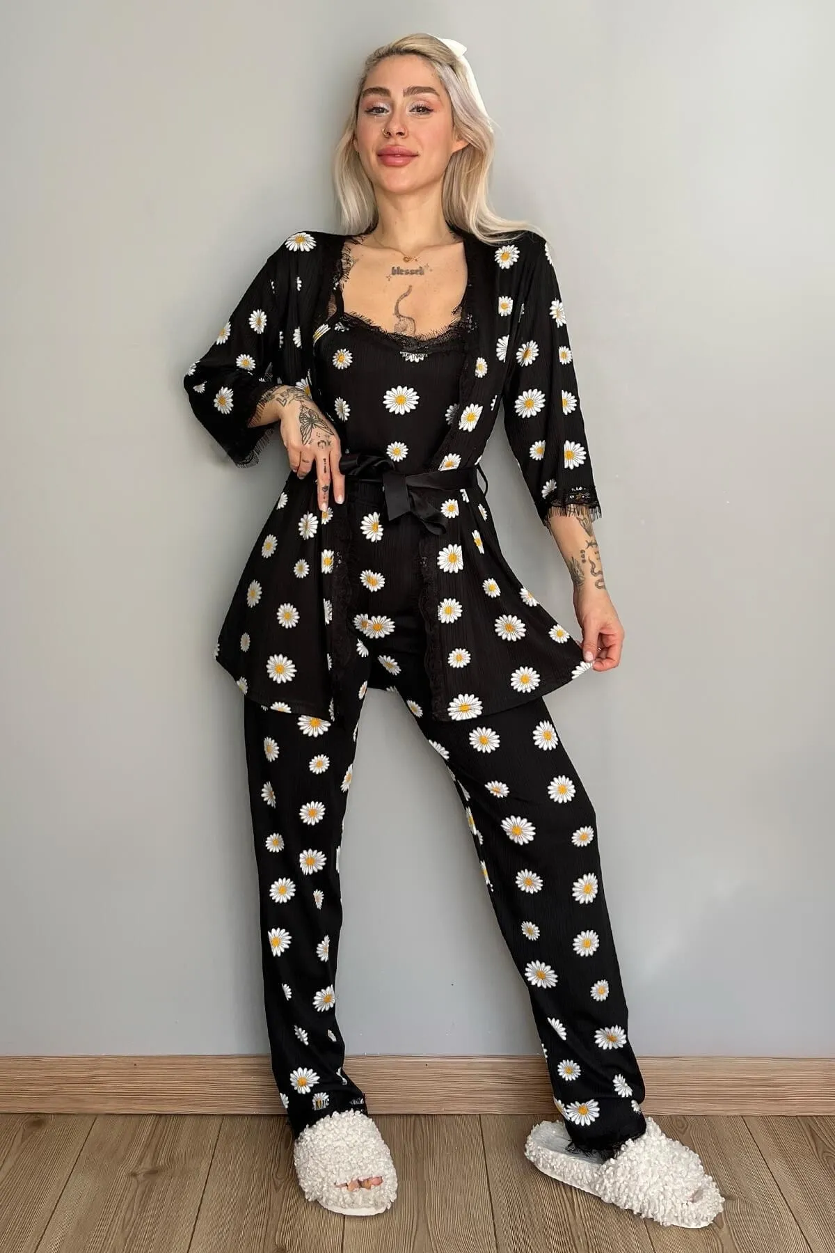 Pijamaevi  Schwarzes Pegasus-Pyjama-Set mit Gänseblümchenmuster und Morgenmantel