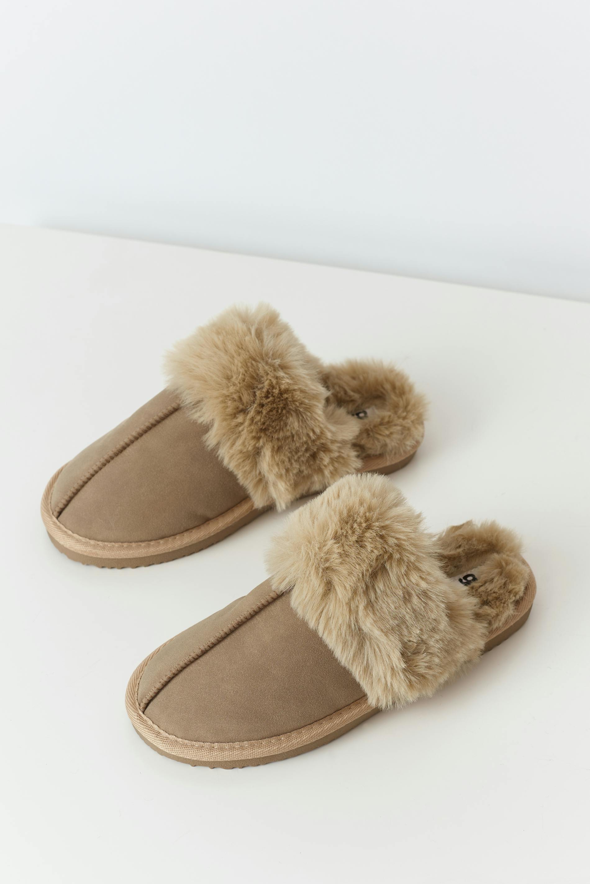 Faux fur slippers