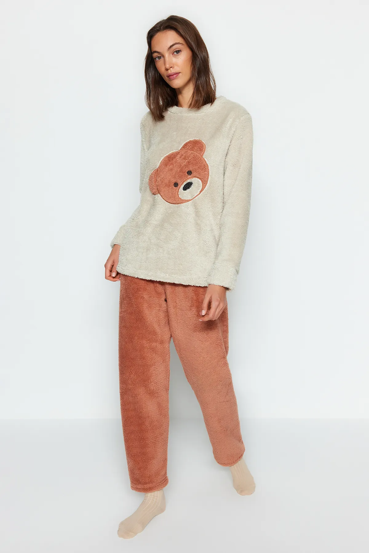 Trendyol Collection  Ecrufarbenes Wellsoft-Pyjama-Set aus T-Shirt und Hose mit Teddybär-Motiv THMAW24PT00188