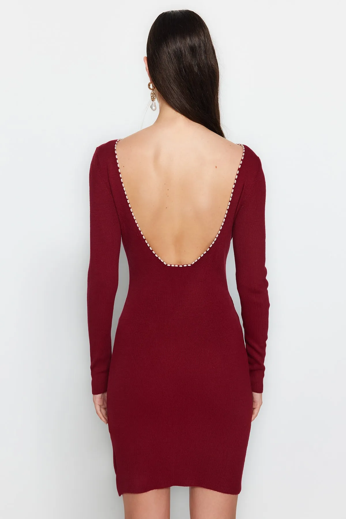 Trendyol Collection  Weinrotes, figurbetontes Mini-Strickkleid mit Rückendetail TWOAW24EL00089