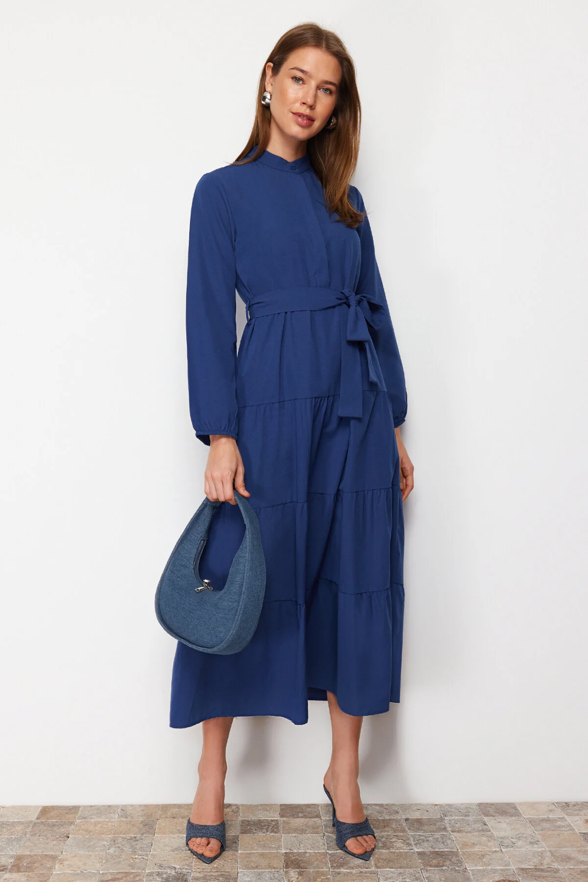Trendyol Modest  Saks – Gewebtes Kleid mit Gürtel und Chefkragen und Knopfdetail TCTSS21EL3343