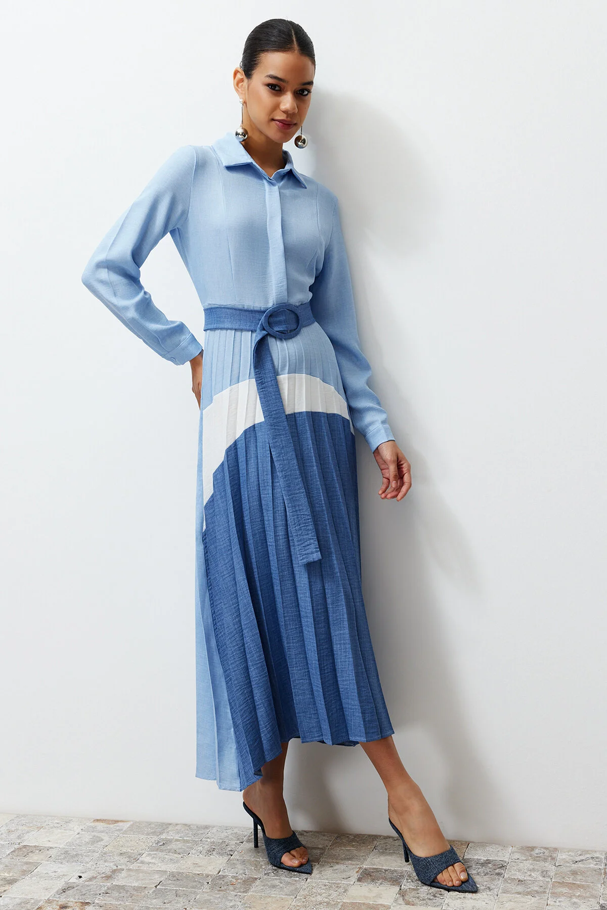 Trendyol Modest  Blaues, gewebtes Hemdkleid mit Blockfarben TCTSS24EB00119