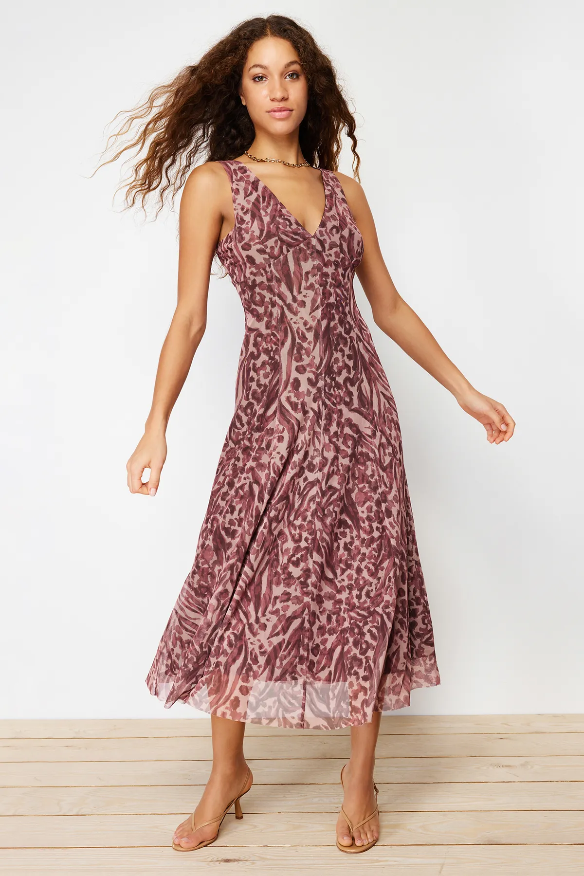 Trendyol Collection  Braunes Tüllkleid mit V-Ausschnitt und Blumen- und Leopardenmuster TWOSS24EL00384