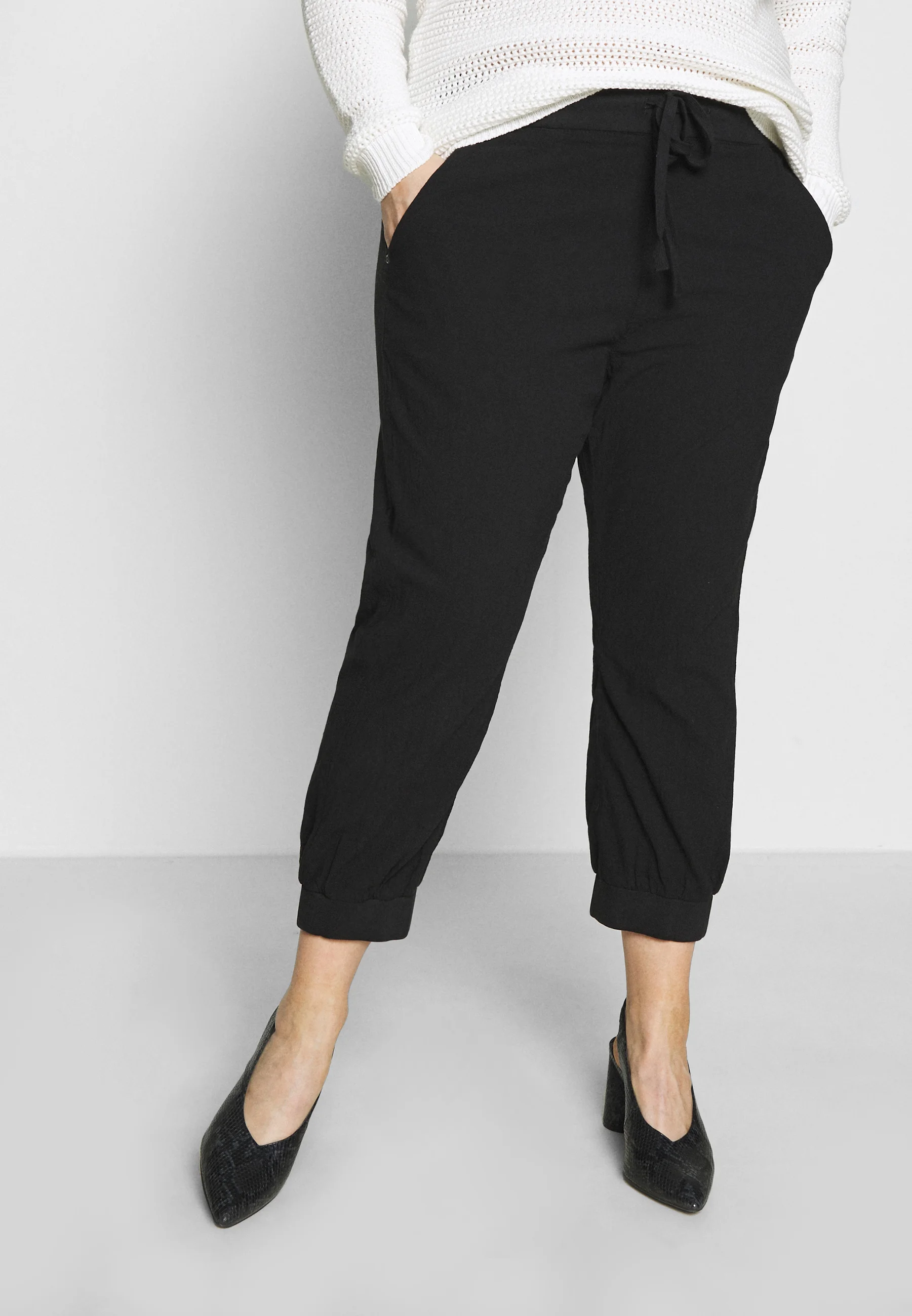 Pantalones capri Kaffe Curve - Pantalones cortos