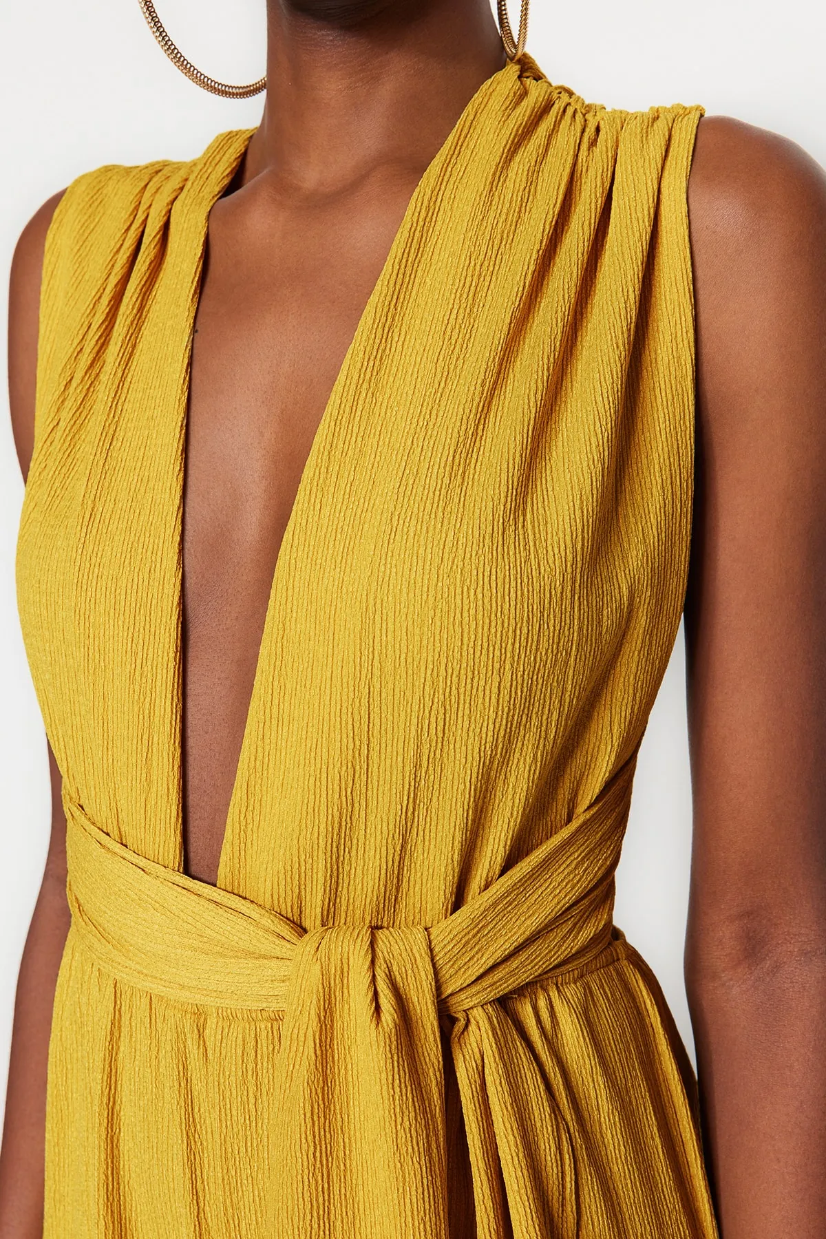 Trendyol Collection  Ölgrüner Jumpsuit mit tiefem Ausschnitt und gewebter Rückseite TBESS23TU00010