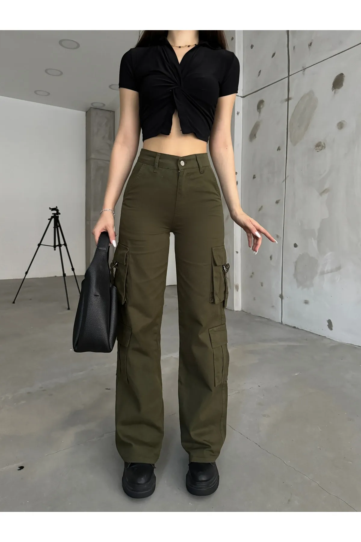 BİKELİFE  Khakifarbene Cargohose mit hohem Bund und mehreren Taschen und weitem Bein