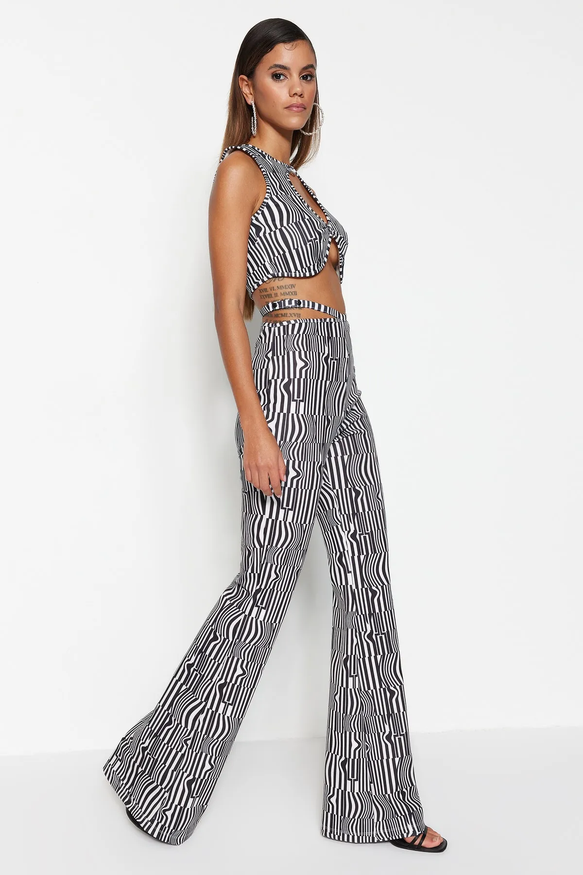 Trendyol Collection  Mehrfarbige gestrickte gestreifte Hose mit weitem Bein TPRSS23PL00011