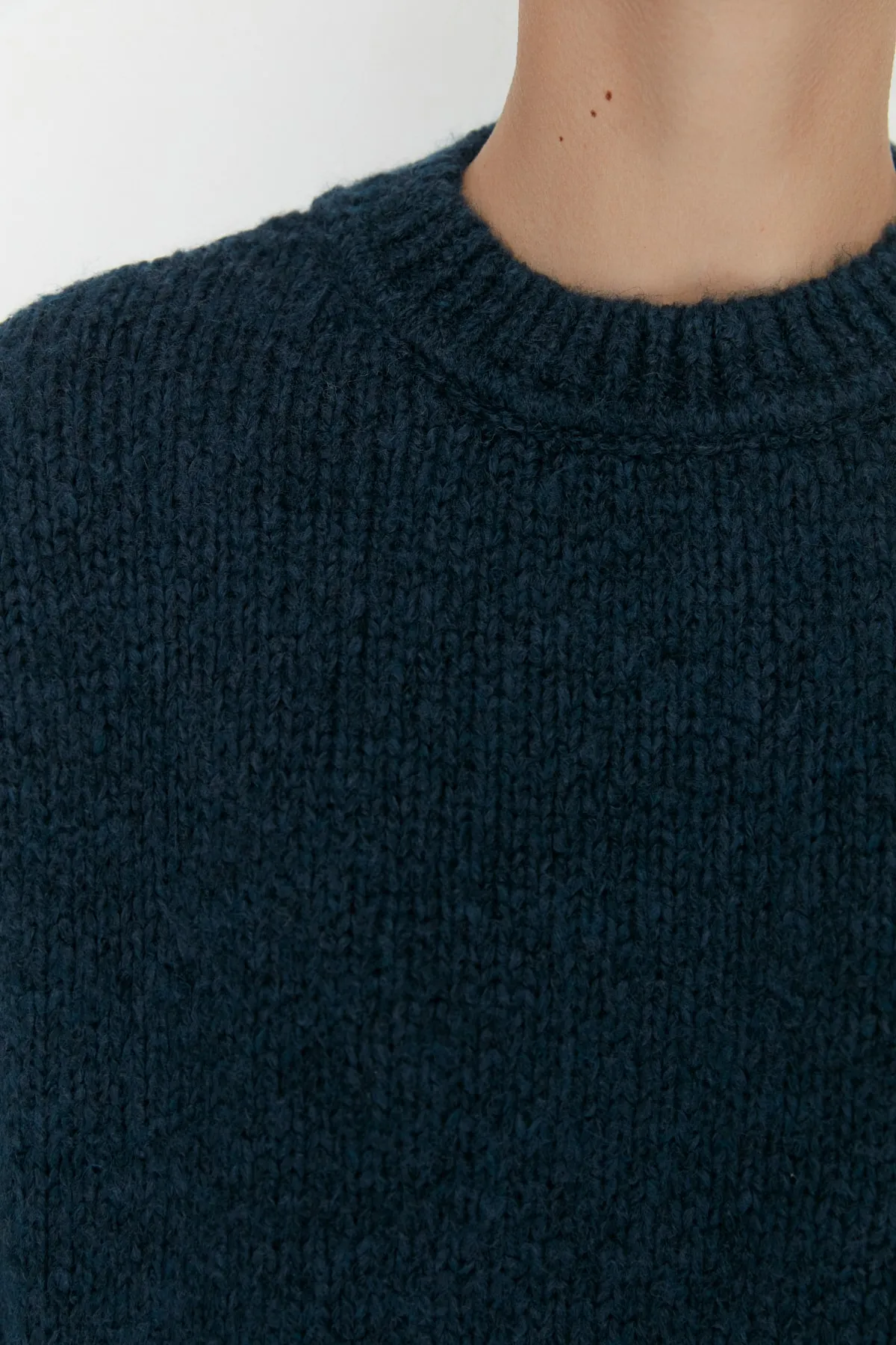 Trendyol Collection  Blauer, weich strukturierter Basic-Strickpullover mit weiter Passform TWOAW23KZ00185