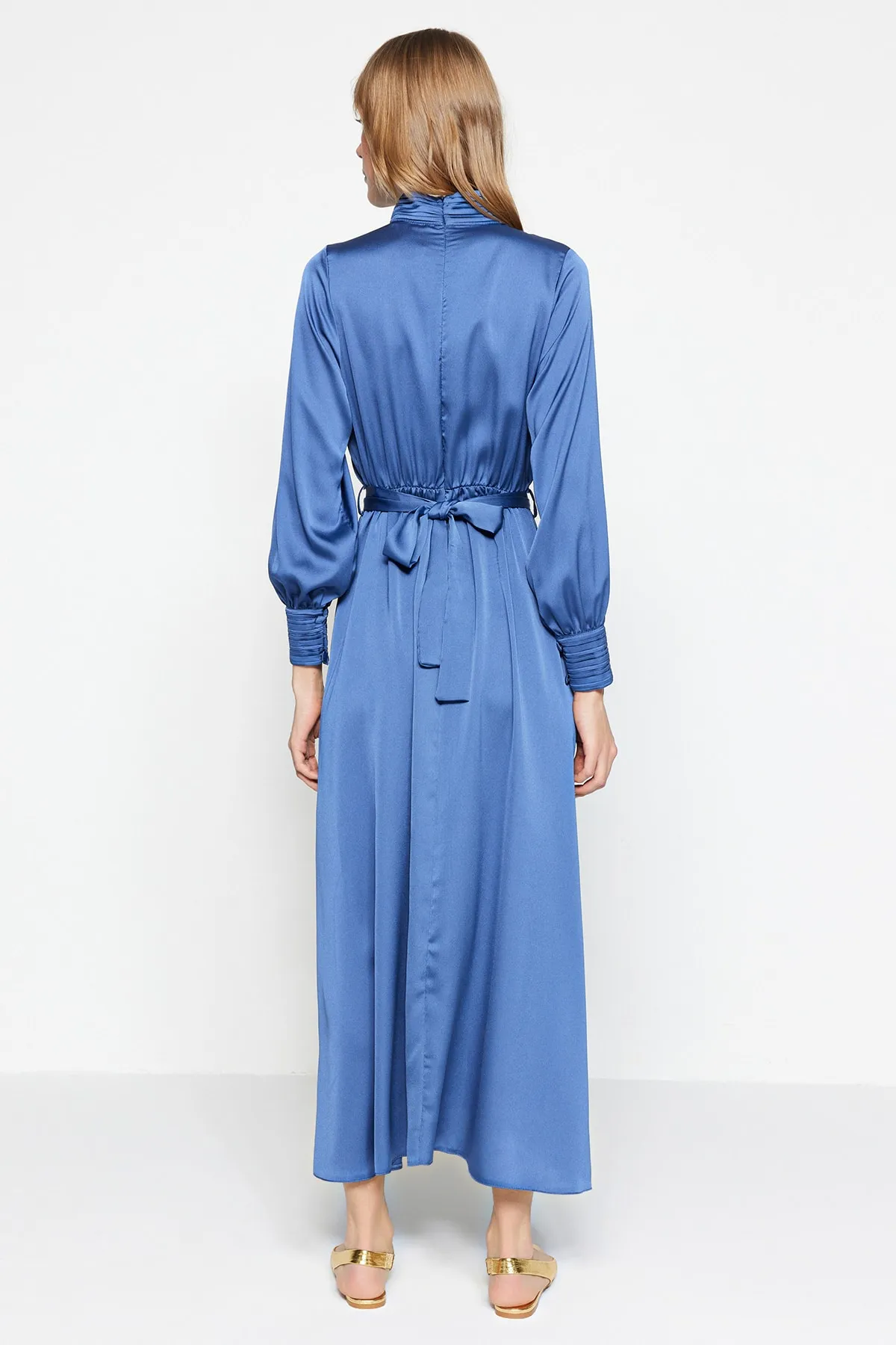 Trendyol Modest  Dunkelblaues gewebtes Abendkleid mit drapiertem Kragen und Manschetten, Gürtel TCTSS22EB0142