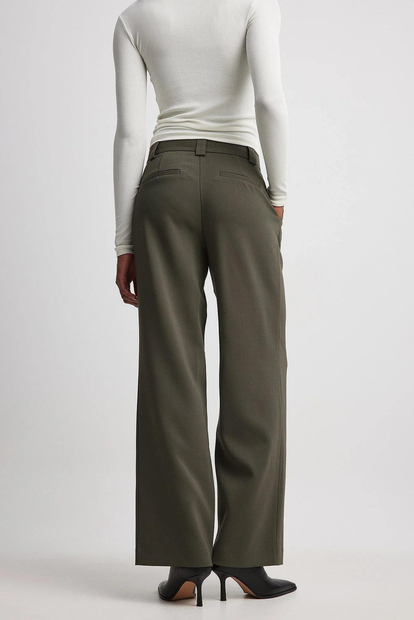 Anzughose mit mittelhoher Taille und Taschendetail