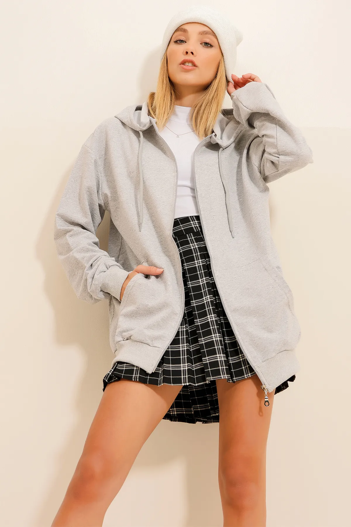 Trend Alaçatı Stili  Graues saisonales Damen-Sweatshirt mit Kapuze, doppelter Tasche und Reißverschluss ALC-667-001