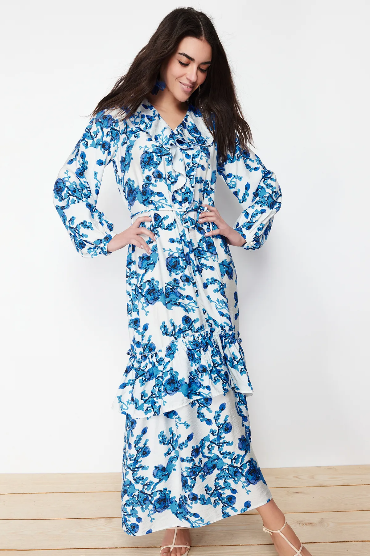 Trendyol Modest  Ecrufarbenes, gewebtes Kleid mit Blumenkragen und Rüschen TCTSS24EB00079