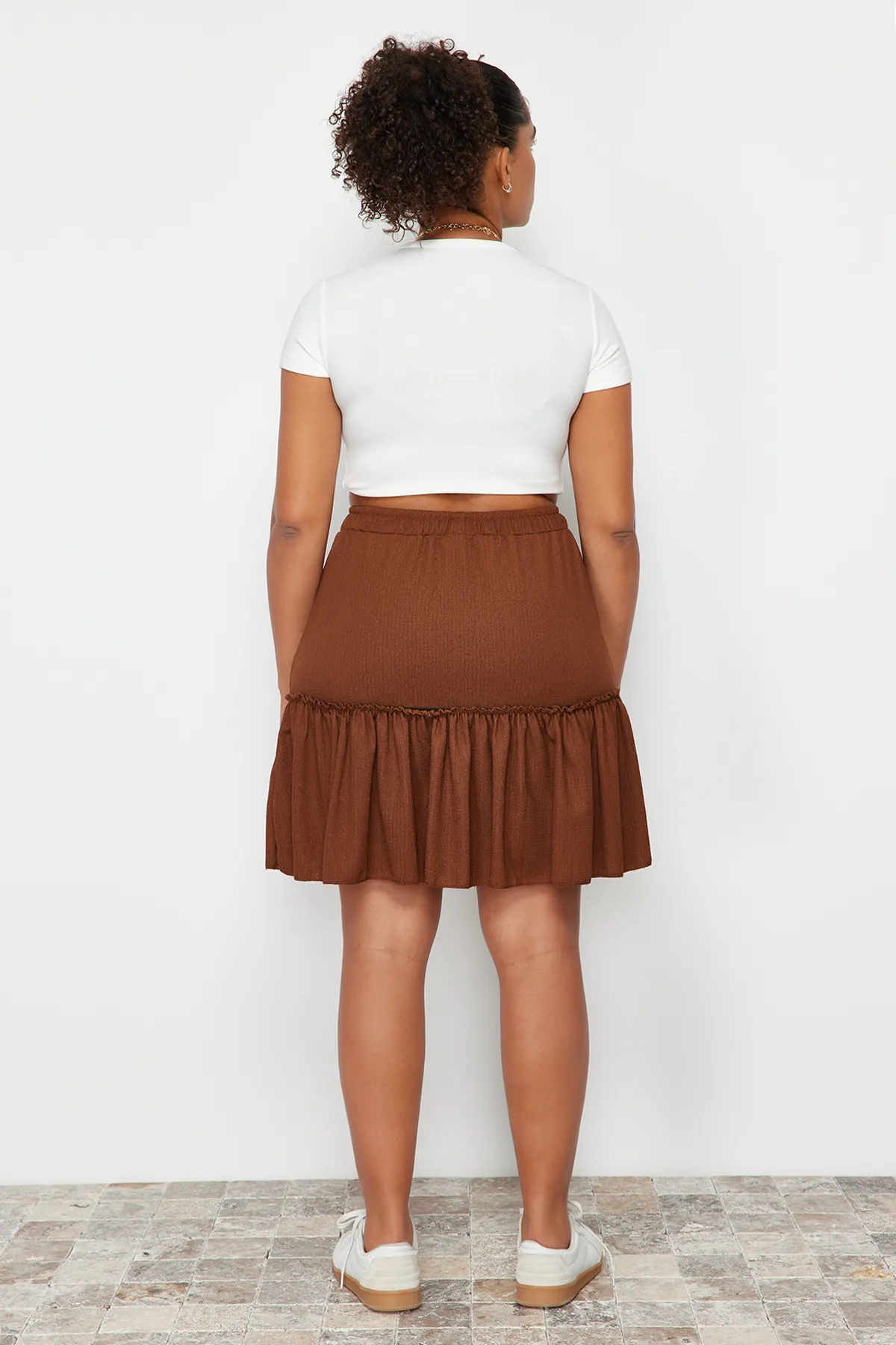 Trendyol Curve  Brauner Mini-Strickrock mit Rüschen TBBSS24AZ00020