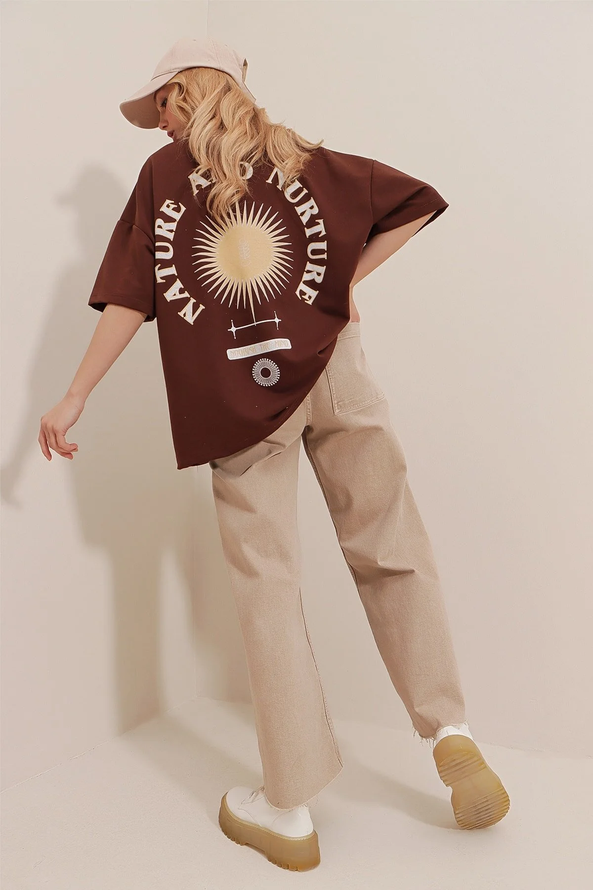 Trend Alaçatı Stili  Braunes, bedrucktes Oversize-Unisex-T-Shirt für Damen mit Rundhalsausschnitt ALC-X9577