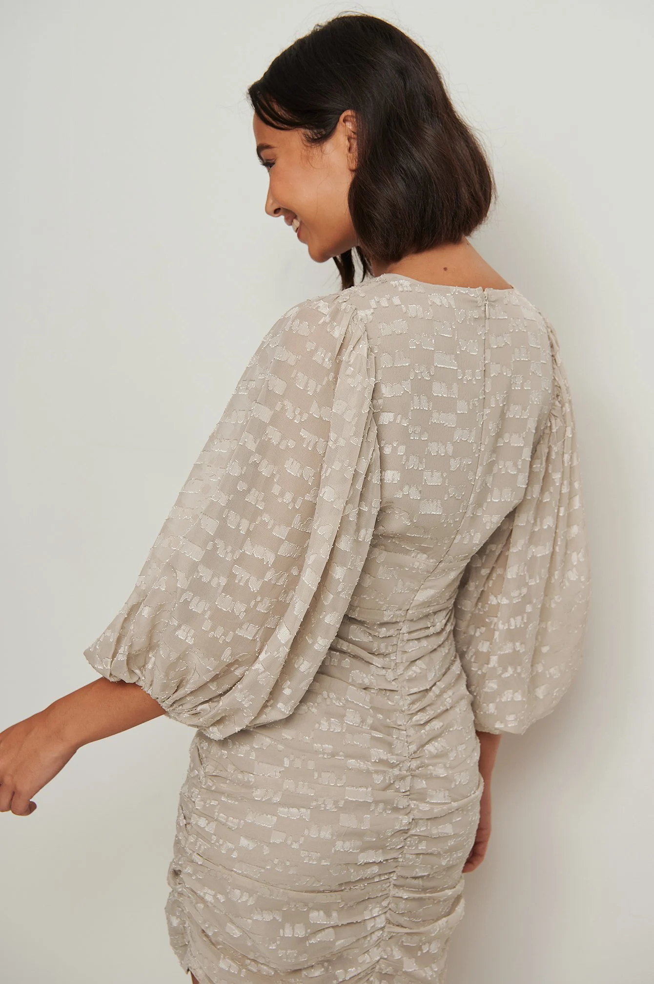 Gerafftes durchscheinendes Minikleid