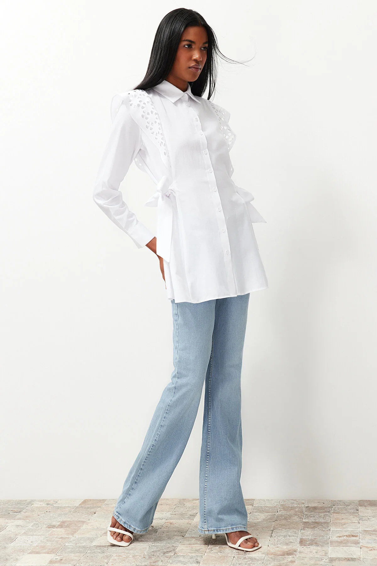 Trendyol Modest  Weißes besticktes Hemd aus gewebter Baumwolle TCTSS24TG00004