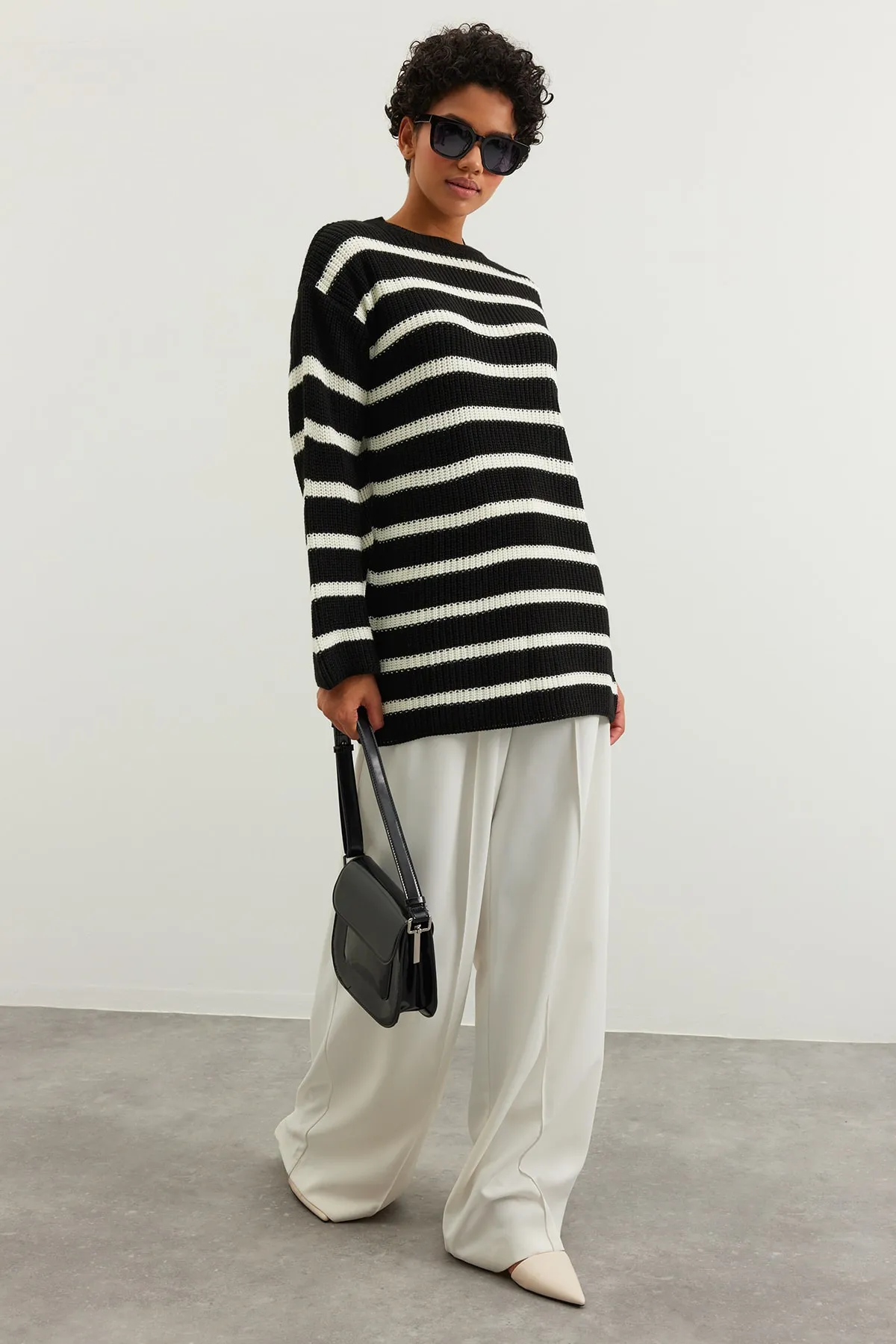 Trendyol Modest  Schwarz gestreifter Thessaloniki-Strickpullover TCTAW24AK00000