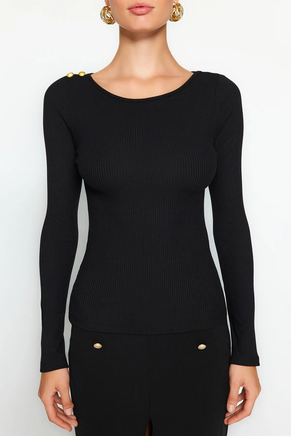 Trendyol Collection  Schwarze, gerippte, flexible, langärmlige Strickbluse mit Knopfdetail und U-Boot-Ausschnitt in normaler Passform TWOAW24BZ00052