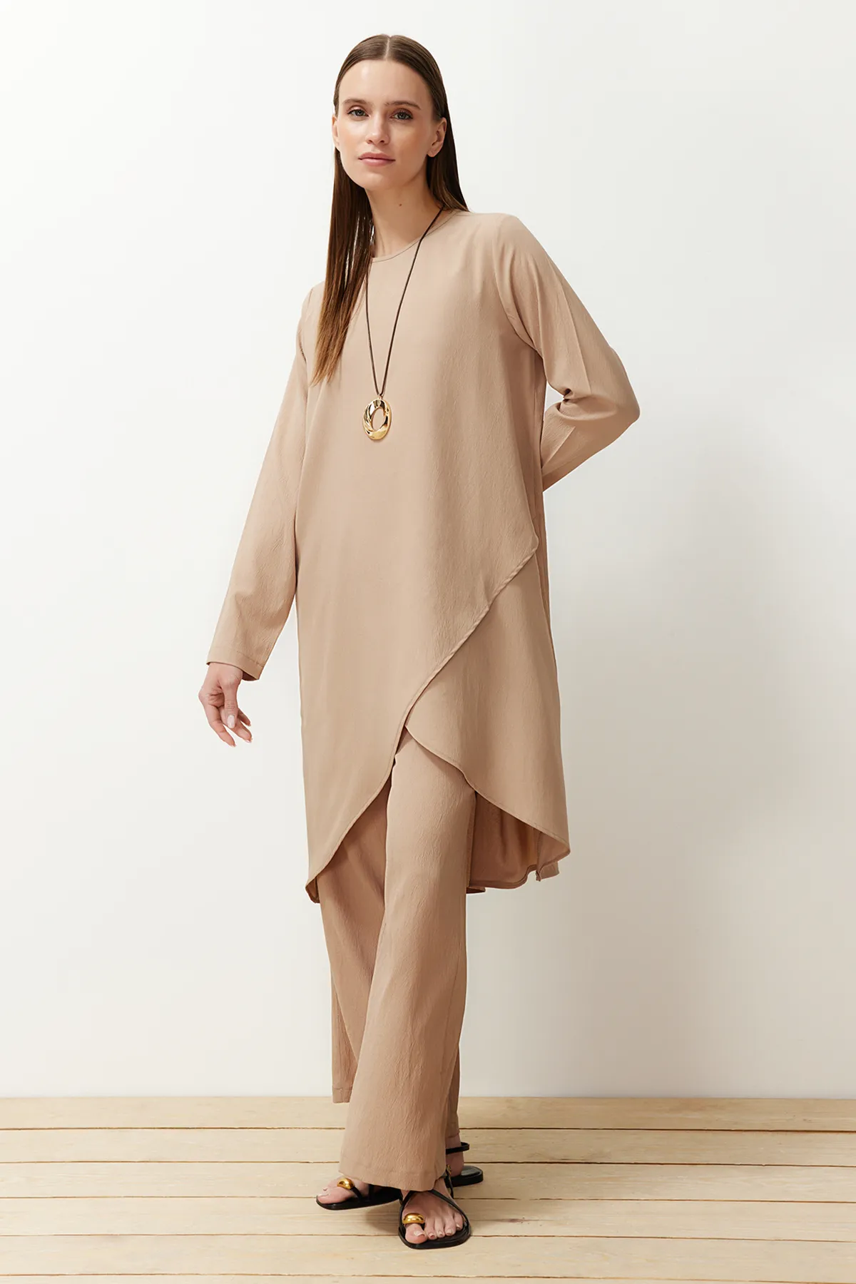 Trendyol Modest  Beiges asymmetrisches gewebtes Tunika-Hosen-Oberteil und Unterteil-Set TCTSS24US00074