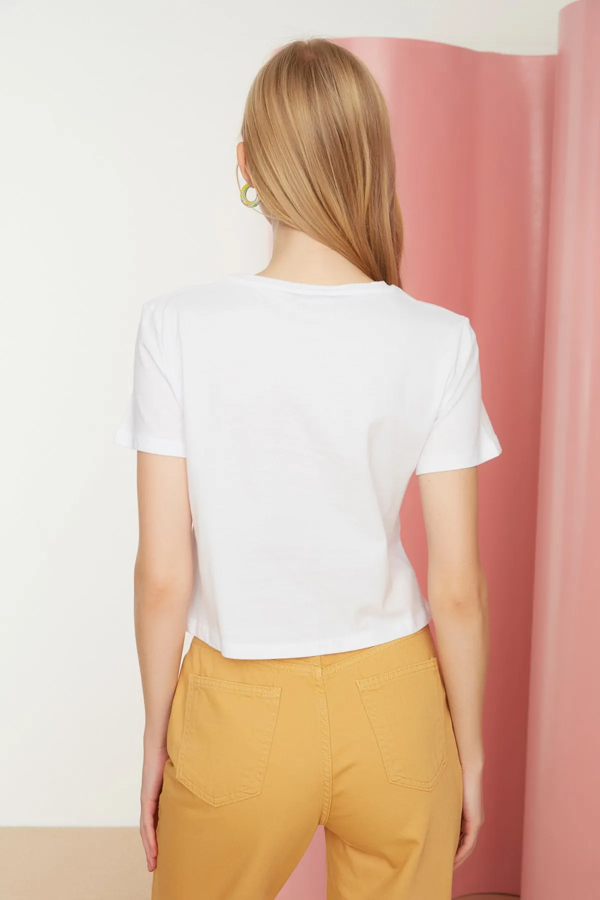 Trendyol Collection  Weißes, kurz geschnittenes, gestricktes T-Shirt aus 100 % Baumwolle mit Rundhalsausschnitt und Stickerei TWOSS20TS1377