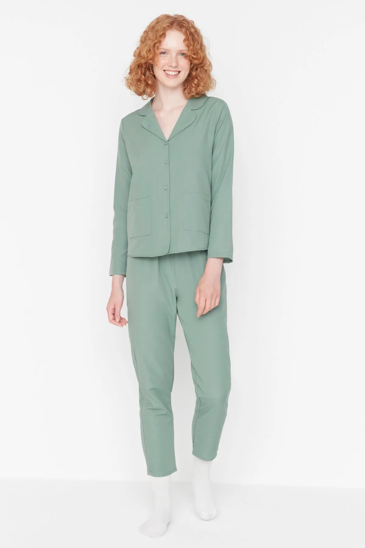 Trendyol Collection  Grünes Pyjama-Set aus gewebter Baumwolle mit Taschendetail THMAW23PT00441