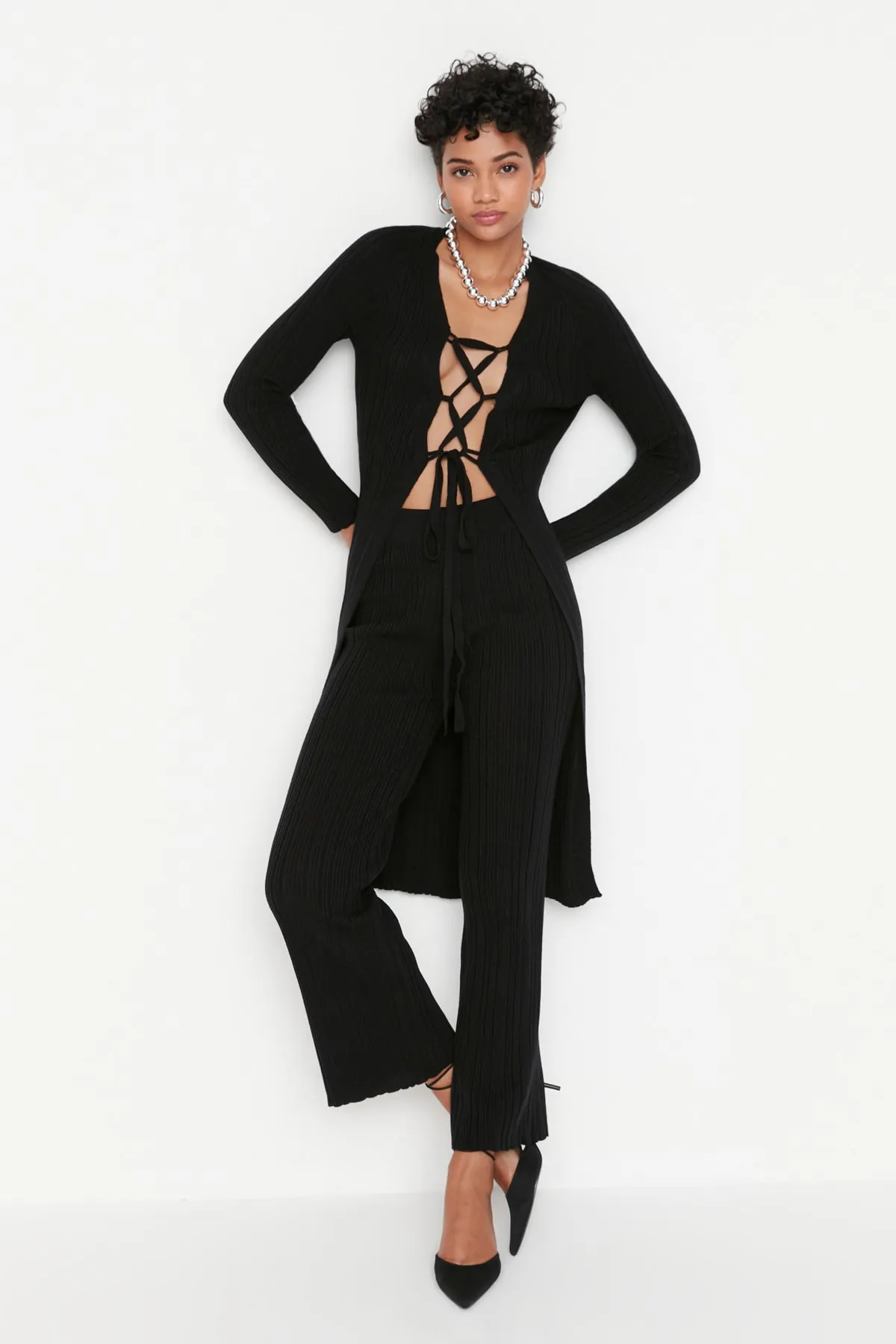 Trendyol Collection  Schwarzes Set aus Strickoberteil und -unterteil mit Schnürung und Strickjacke TWOAW23AU0002